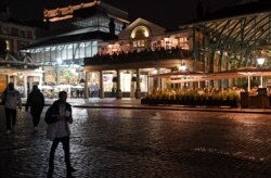 Una poco concurrida área de Covent Garden en el centro de Londres, el sábado 31 de octubre de 2020, después que el primer ministro Boris Johnson anunciara un cierre nacional de un mes para controlar un resurgimiento del coronavirus.