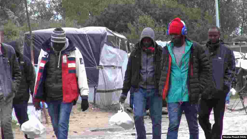 Des migrants soudanais dans la "jungle". Ce camp est situé aux abords de Calais dans le nord de la France, 14 octobre 2015 (Nicolas Pinault/VOA).