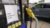 Seorang pengemudi memperhatikan pom bensin yang tutup. Pom bensin dari Florida ke Virginia mulai kehabisan BBM dan harga naik akibat penutupan pipa distribusi BBM milik Colonial Pipeline akibat peretasan, di Falls Church Virginia, Rabu, 12 Mei 2021. (Foto: Reuters)