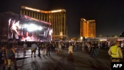 Le festival Route 91 Harvest, avec l'hotel Mandalay Bay Hotel derrière la scène, sur Las Vegas Boulevard South à Las Vegas, Nevada, le 1er octobre 2017.
