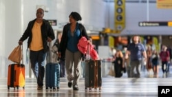 Pasajeros caminan por el aeropuerto de Baltimore/Washington International Thurgood Marshall, en Baltimore, el 25 de noviembre de 2024.