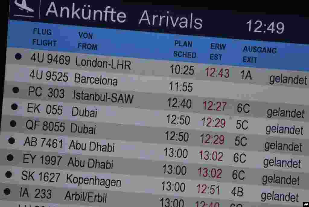 Papan pengumuman ketibaan pesawat menunjukan pesawat bernomor penerbangan Flight 4U 9525 dari Barcelona tanpa status di bandar udara Duesseldorf, Jerman (24/3). (AP/Frank Augstein)