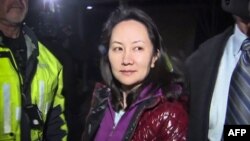 11일 캐나다 밴쿠버 법원의 보석 허용 결정으로 풀려난 멍완저우 '화웨이' 최고재무책임자가 법원을 나서고 있다. 📷 CTV/AFP.