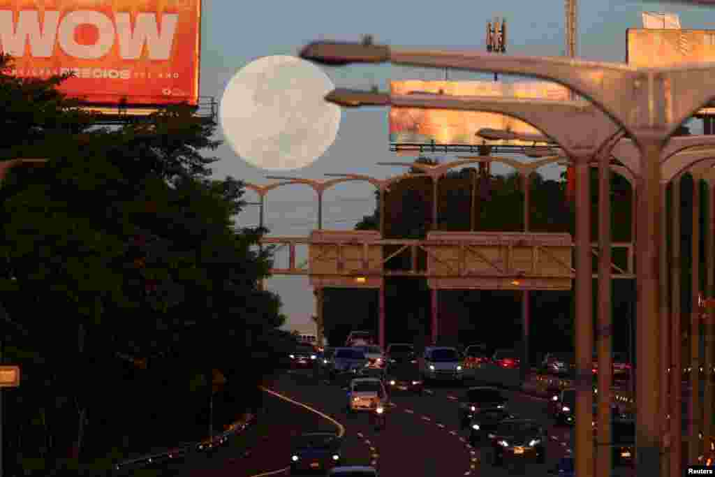 Una luna llena, conocida como Luna de la Cosecha, se oculta después del eclipse lunar en Santa Tecla, El Salvador, el 18 de septiembre de 2024. 