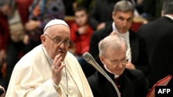 Paus Fransiskus saat beraudiensi dengan peziarah Santiago de Compostella di Basilika Santo Petrus di Vatikan, 19 Desember 2024. (Foto: Tiziana Fabi/AFP)