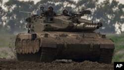 Soldados israelíes en un tanque cerca de la frontera con la Franja de Gaza, en el sur de Israel, el lunes 19 de febrero de 2024.