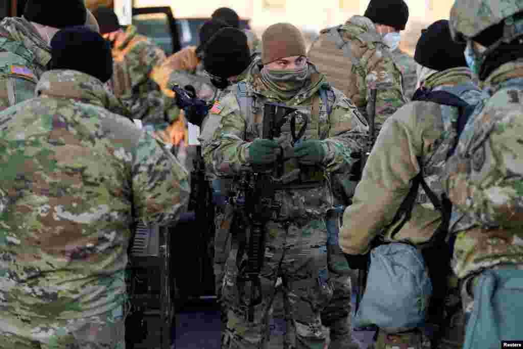 Integrantes de la Guardia Nacional se preparan para proteger el Capitolio, luego del asalto al edificio hace poco más de una semana. 13 de enero de 2021.
