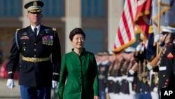 Pentagon, Amerika Mudofaa vazirligi Janubiy Koreya rahbarining sharafiga payshanba kuni dabdabali parad o'tkazdi.Pakning Pentagonga kelishi ikki davlat rishtalari qalin ekaniga ishora sifatida ko'riladi. 