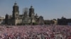 Grupos de oposición mexicanos realizan una protesta en Ciudad de México el 18 de febrero de 2024 contra el gobierno del presidente Andrés Manuel López Obrador, llamando a "defender la democracia".
