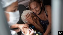 Una anciana recibe una inyección de la vacuna Sinovac CoronaVac de China como parte de un programa prioritario de vacunación COVID-19 para ancianos en un centro de vacunación de autoservicio en Río de Janeiro, Brasil, el 1 de febrero de 2021.
