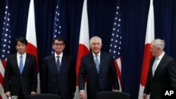 從左至右：日本防相小野寺五典、日本外相河野太郎、美國國務卿蒂勒森和美國防長馬蒂斯在美國國務院舉行的安全磋商委員會會議開始之前合影。（2017年8月17日）
