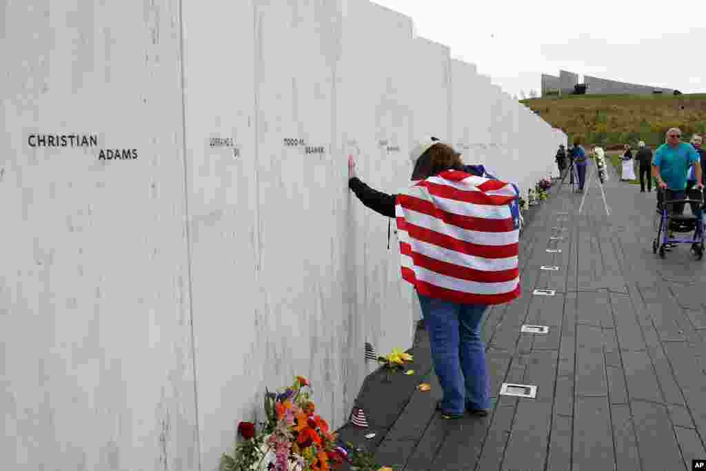Foto Achiv: Chrissy Bortz ki se moun Latrobe eta Pensilvani rann omaj a moun ki mouri abo vol 93, nan moniman nasyonal la nan Shanksville, 22 Sept. 2018.