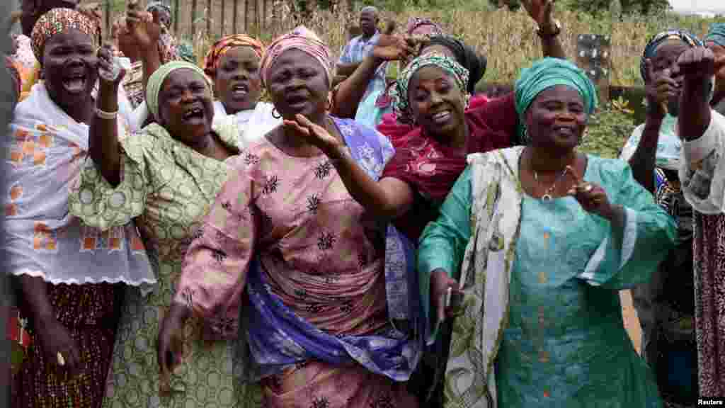 Magoya bayan shugaban Majalidar Dattijai Bukola Saraki suna hayaniya a gaban a Kotun Tabbatar da Da'ar Ma'aikata dake Abuja, Satumba 21, 2015.