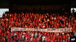 Penggemar Nimes mengangkat spanduk bertuliskan "with us no homophobia" sebelum dimulainya pertandingan sepak bola Liga Prancis antara Nimes dan Brest di Stade des Costieres di Nimes, Prancis, 31 Agustus 2019, sebagai ilustrasi. (Foto: AP)