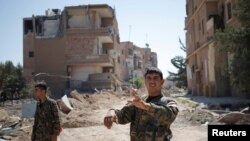 Des combattants kurdes à Raqqa, Syrie, 27 juin 2017. 