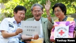 남북 이산가족 상봉 명단이 교환된 지난해 9월, 경기지역 최고령자인 경기도 구리시 김철림(94) 할아버지가 자택 앞에서 적십자사 관계자로부터 이산가족 상봉에 대한 설명을 듣고 있다.