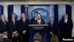 美国卫生与人力资源部部长阿扎尔等卫生官员，在白宫1月31日记者会上谈中国新冠病毒疫情爆发形势。