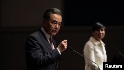 中國外長王毅與挪威外交大臣瑟雷德在奧斯陸舉行的聯合記者會上發言。（2020年8月27日）