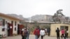 ARCHIVO - La gente llega a una escuela pública que funciona como centro de votación durante una elección de alcalde, en Lima, Perú, el domingo 2 de octubre de 2022.