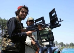 Fuerzas talibanes patrullan las calles en Herat, Afganistán, el 14 de agosto de 2021.