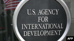 ARCHIVO - El logo de la Agencia de Estados Unidos para el Desarrollo Internacional (USAID) puede verse cerca de la entrada de su sede en Washington, el 3 de febrero de 2025.