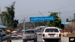 မြန်မာ-တရုတ်နယ်စပ် မူဆယ်ကုန်သွယ်ရေးဇုံသို့ ဦးတည်သွား နေသည့် မြန်မာနိုင်ငံဘက်မှကားများ။ မတ် ၇၊ ၂၀၁၂။
