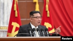 김정은 북한 국무위원장이 노동당 중앙위원회 제8기 6차 전원회의에서 연설하고 있다. (로이터)