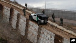 Agentes de la patrulla fronteriza en el punto fronterizo de San Ysidro, California, el jueves 6 diciembre de 2018.