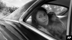 Yalitza Aparicio, nominada al Oscar como Mejor Actriz, en una escena de la película "Roma", de Alfonso Cuarón. (Alfonso Cuarón / Netflix via AP). 
