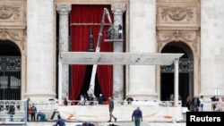 Los trabajadores trabajan en las estructuras para la ceremonia del Domingo de Ramos en la Plaza de San Pedro, el 31 de marzo de 2023.