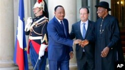 Shugaba Mahamadou Issoufou na Nijer, Shugaba Francois Hollande na Faransa, da kuma Shugaba Goodluck Jonathan na Najeriya Asabar 17 Mayu, 2014.