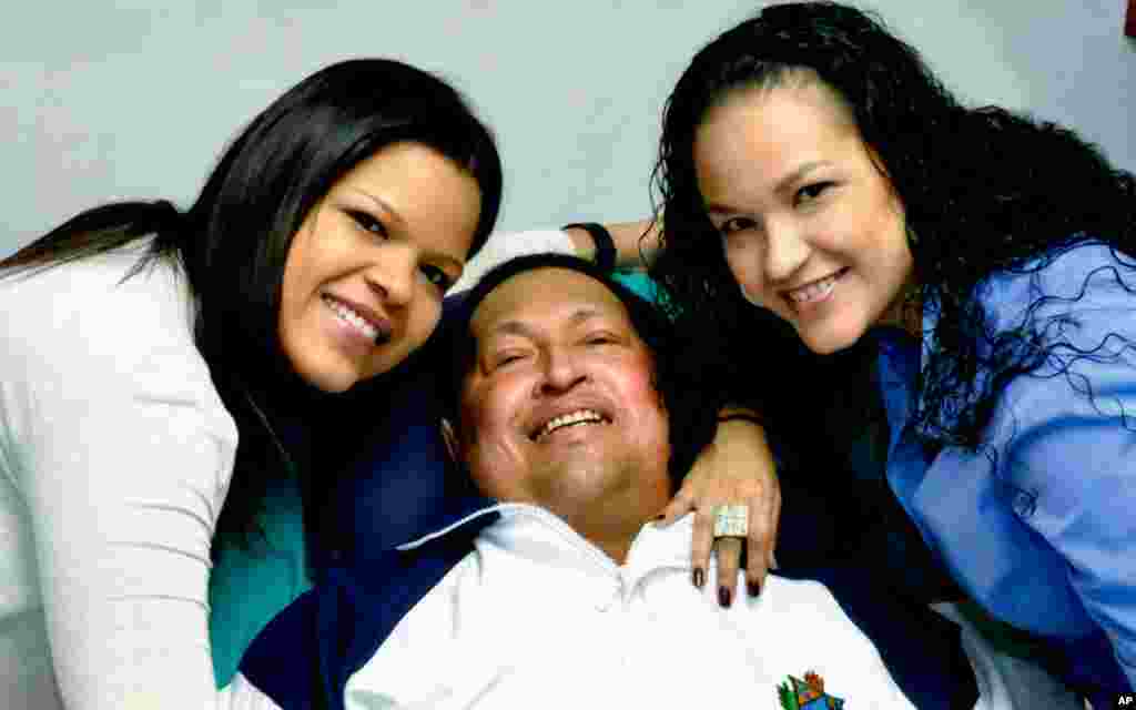Esta fue la última foto que se hizo pública del presidente de Venezuela, Hugo Chávez, junto a sus hijas María Gabriela (izq.) y Rosa Virginia en La Habana, Cuba.