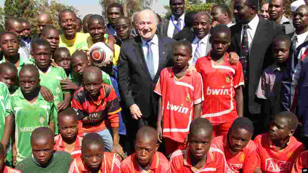 Shugaban FIFA Sepp Blatter tare da dalibai a kusa da birnin Harare, babban birnin Zimbabwe a Shekara ta 2011. 