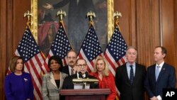 Fraksi Demokrat AS dalam konferensi pers terkait artikel pemakzulan terhadap Presiden Donald Trump, di Gedung Capitol, Washington, D.C., 10 Desember 2019. Dari kiri: Nancy Pelosi, Eliot Engel, Jerrold Nadler, Maloney, Richard Neal dan Adam Schiff. 