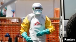 Un agent de la santé en combinaison de protection désinfecte une ambulance transportant un patient suspecté d'Ebola vers un centre de traitement à Goma, en République démocratique du Congo, le 4 août 2019. (Photo: Reuters)