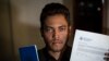 Marcos Marzo muestra su pasaporte y su permiso para viajar de Cuba a EEUU bajo el nuevo programa de parole humanitario, el 25 de enero de 2023.