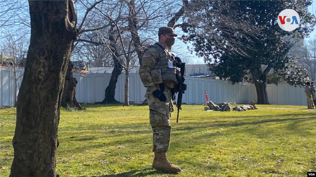 Un militar armado se mantiene en guardia en los alrededores del Capitolio. 14 de enero de 2021. Foto: Celia Mendoza.