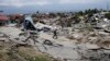 Seorang lelaki berjalan di Balaroa, salah satu daerah terdampak gempa di Palu. (Foto: dok).