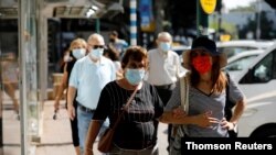 Israel comienza a aliviar las restricciones del coronavirus a medida que baja la tasa de infección. Ramat Gan, Israel, 18 de octubre de 2020.