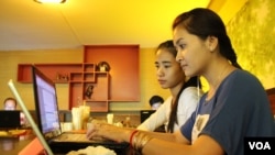 និស្សិត​សាកលវិទ្យាល័យ​ភូមិន្ទ​ភ្នំពេញ​បើក​មើល​អ៊ីនធឺណិត​នៅ​ហាង​កាហ្វេ​មួយ​តាម​បណ្តោយ​មហាវិថី​សហព័ន្ធ​រុស្ស៊ី​កាល​ពី​ថ្ងៃ​ទី​១៣ ខែ​មិថុនា ឆ្នាំ​២០១៤។ សេចក្តី​ព្រាង​ច្បាប់​មួយ​ស្តី​អំពី​ឧក្រិដ្ឋកម្ម​តាម​អ៊ីនធឺណិត​ដែល​ត្រូវ​បាន​លេច​ធ្លាយ​នៅ​ដើម​ឆ្នាំ​នេះ បាន​នាំ​ឲ្យ​មាន​ការ​បារម្ភ​កើន​ឡើង​ក្នុង​ចំណោម​សកម្មជន​សិទ្ធិ​មនុស្ស​ថា ច្បាប់​នេះ​អាច​នឹង​គំរាមកំហែង​ដល់​សេរីភាព​ការ​បច្ចេញ​មតិ​នៅ​កម្ពុជា។ (ស៊ុយ ហ៊ាមខេមរា/VOA) ​