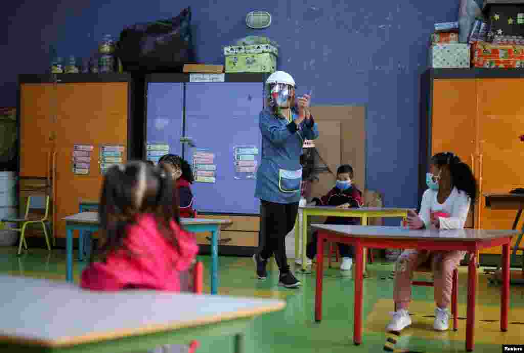 Poco a poco empiezan a levantarse algunas de las restricciones por el COVID-19 en distintos países. En Bogotá, Colombia, estos estudiantes están recibiendo clases presenciales en una escuela pública, manteniendo el distanciamiento social.