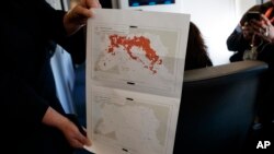 La secretaria de prensa, Sarah Huckabee Sanders mostró el mapa que muestra la eliminación del Estado islámico durante el vuelo del Air Force One rumbo a West Palm Beach.