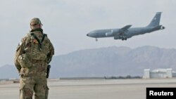 Un militar estadounidense observa el aterrizaje de una aeronave en la base aérea de Kandahar, Afganistán, el 23 de enero de 2020.