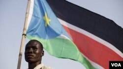 Warga Sudan Selatan melambai-lambaikan bendera negara baru itu di ibukota Juba (8/7).