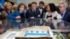 El presidente francés, Emmanuel Macron y la presidenta del Consejo Regional de Ile-de-France, Valerie Pecresse, Stéphane Troussel observan una maqueta para una de los centros de realización de los Juegos Olimpicos de París 2024 en Saint-Denis, cerca de París, Francia.