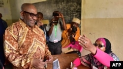 Le président des Comores, Azali Assoumani, dans un bureau de vote lors du référendum constitutionnel, à Mitsoudje, près de Moroni, Comores, le 30 juillet 2018