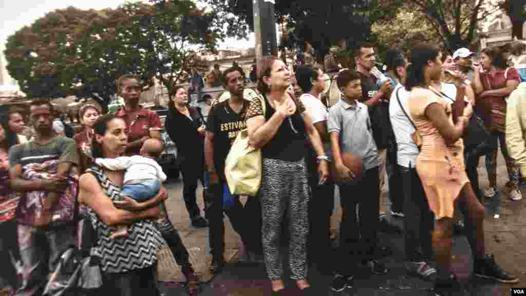 El fotógrafo Vasco Szinetar muestra en la series Los penitentes y Los caminantes la desesperanza de los venezolanos en las urbes del país. El deterioro social y el espacio y movimiento son captados por el artista. (Reproducción exhibición derechos de uso VOC) 