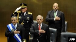 En la foto de archivo, a la izquierda, el expresidente de El Salvador, Mauricio Funes, acusado de enriquecimiento ilícito mientras era presidente y, a la derecha, el expresidente del Congreso, Sigfrido Reyes, en San Salvador, el 1 de junio de 2012. 