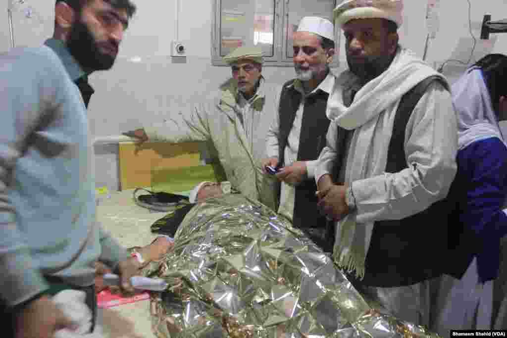 خیبر پختونخوا کے وزیرِ اعلیٰ پرویز خٹک نے بتایا کہ’فرنٹیئر کور‘ کی وردی میں ملبوس آٹھ سے دس دہشت گرد اسکول میں داخل ہوئے۔