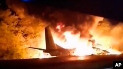 Video greb snimka ukrajinskog Ministarstva za vanredne situacije na kojoj se vidi vojni avion AN-26 u plamenu nakon pada u gradu Čugujev, u blizini Harkova, Ukrajina, 25. septembra 2020.
